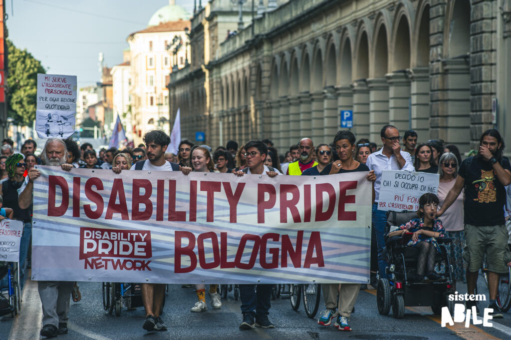 Uno striscione con scritto "Disability Pride Bologna" apre la strada al corteo